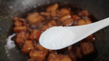 快收汁时加适量味精调味，撒点葱花就出锅。