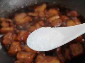 快收汁时加适量味精调味，撒点葱花就出锅。