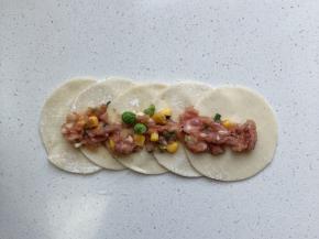 五个饺皮一次重叠1/3放好（可以在重叠部位加少许水更容易粘一起）