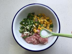 肉去皮剁碎加豌豆玉米粒、放葱花、加1g盐