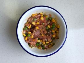 少许黑胡椒或者鸡精搅拌均匀备用