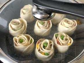 待水快烧干时淋少许色拉油，煎底部金黄即可关火！
