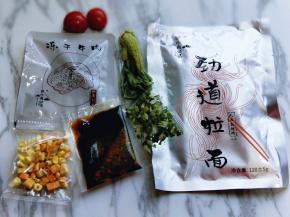 打开包装，大开眼界，配菜齐全，赞。