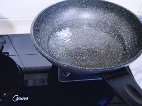 锅中加入300毫升的纯净水，大火烧沸。