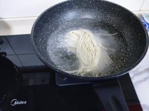 开始煮面，水烧开，下面。