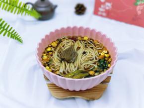 将煮熟的拉面放入汤中。