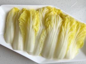 粉丝放在下面，娃娃菜铺上面