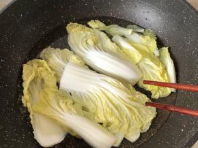 锅中水烧开娃娃菜去根放开水中烫软