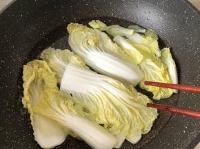 锅中水烧开娃娃菜去根放开水中烫软