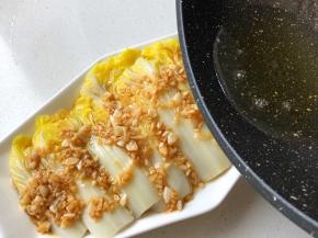 另起锅放少许油烧热淋在蒜蓉上即可