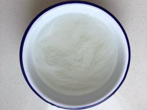 细粉丝提前开水完全泡软控水装盘