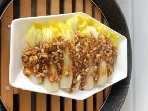 调好的蒜蓉酱汁淋娃娃菜上上锅蒸8分钟左右取出
