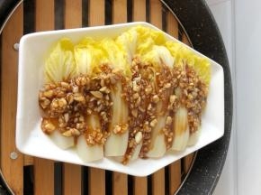 调好的蒜蓉酱汁淋娃娃菜上上锅蒸8分钟左右取出
