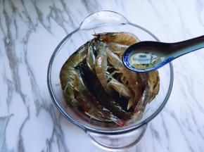 将处理好得虾放入器具中，加入料酒！