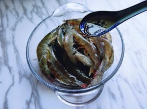 加入半勺生抽！腌制10分钟。