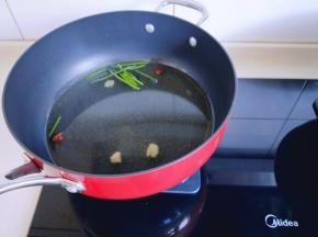 锅中加入清水，加入葱段，姜片，八角，胡椒粉，大火烧开！