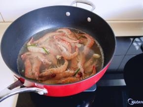 水开后加入基围虾，大火烧开，煮至虾面色，熟了就可以捞出。（约3分钟）