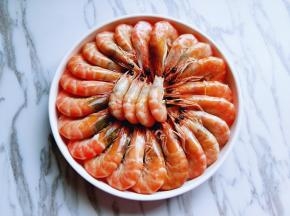 将煮熟的虾捞出摆盘。