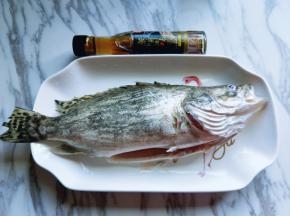 将洗干净的桂鱼放入鱼盘中。