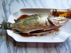 滴入蒸鱼豉油！