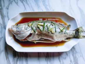 放上切好的葱段，及姜丝！