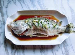 放上切好的葱段，及姜丝！