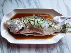 加入食用盐，盖上盖子或者保鲜膜，放入冰箱腌制30分钟！