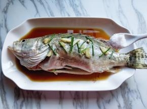 加入食用盐，盖上盖子或者保鲜膜，放入冰箱腌制30分钟！