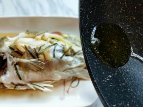 蒸好的鱼取出，如果汤汁太多，可以倒出去一些，再淋上热油！