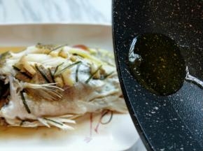 蒸好的鱼取出，如果汤汁太多，可以倒出去一些，再淋上热油！