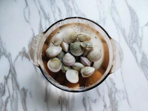 买回来的蛤蜊冷水冲洗几遍，再泡15分钟。