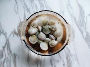 买回来的蛤蜊冷水冲洗几遍，再泡15分钟。