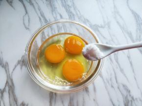 将乌骨鸡蛋敲器具中，加入适量盐。