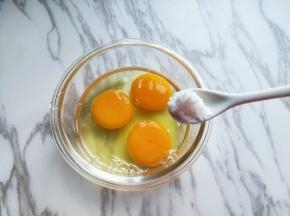 将乌骨鸡蛋敲器具中，加入适量盐。