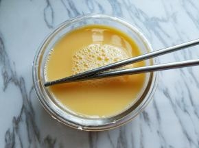 加入纯净水，用筷子打散。（水比例是1：1.5）