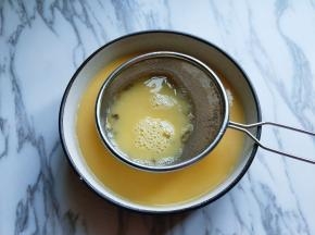 过细筛到大口深一点的器具中。