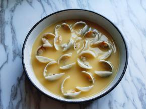 再把开口的蛤蜊摆放在蛋液中。