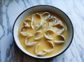 再把开口的蛤蜊摆放在蛋液中。