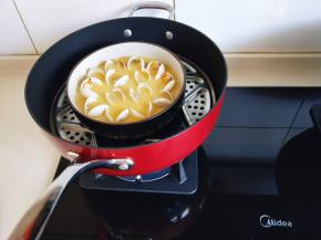 锅中加入水，放入蒸屉，将碗放在蒸屉上。