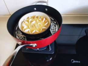 锅中加入水，放入蒸屉，将碗放在蒸屉上。