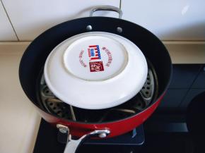 盖上一块盘子，大火蒸8分钟即可关火。