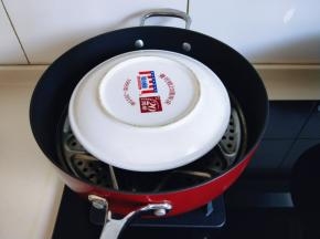 盖上一块盘子，大火蒸8分钟即可关火。