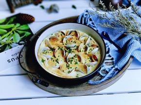 撒上味极鲜，葱花。