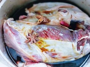 加入八角，辣椒。