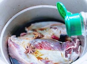 再加入十三香，用手搓揉牛肉，完全吸收调味料，腌制1小时以上！（天热放入冰箱冷藏腌制）