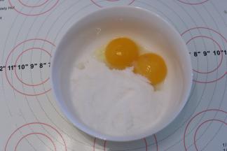 磕入蛋黄，加入细砂糖