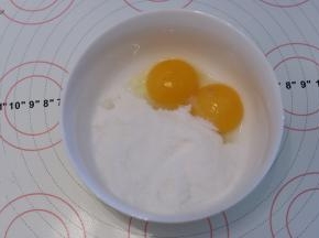 磕入蛋黄，加入细砂糖