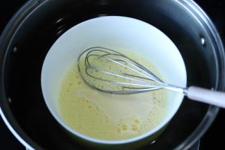 小火加热，放入蛋黄液，搅拌至粘稠，离火冷藏备用