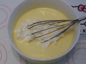 分三次将蛋黄液加入淡奶油内，轻轻搅拌均匀