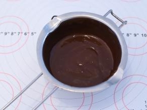 巧克力隔60度内的热水融化